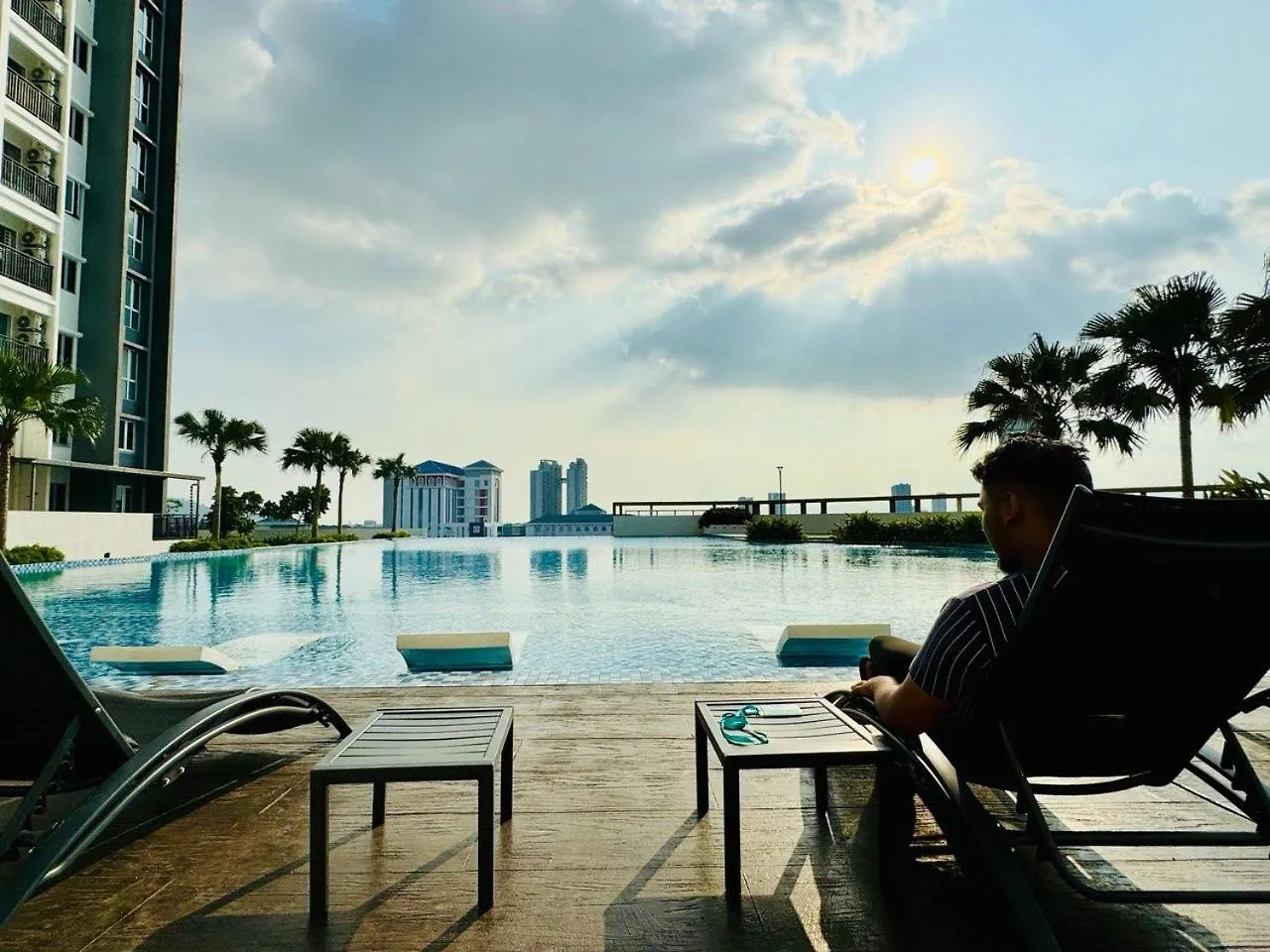 Family Fun Getaway - Infinity Pool, Ps5, Private-Cinema With Pool-View Balcony - M3 Apartment Bukit Mertajam