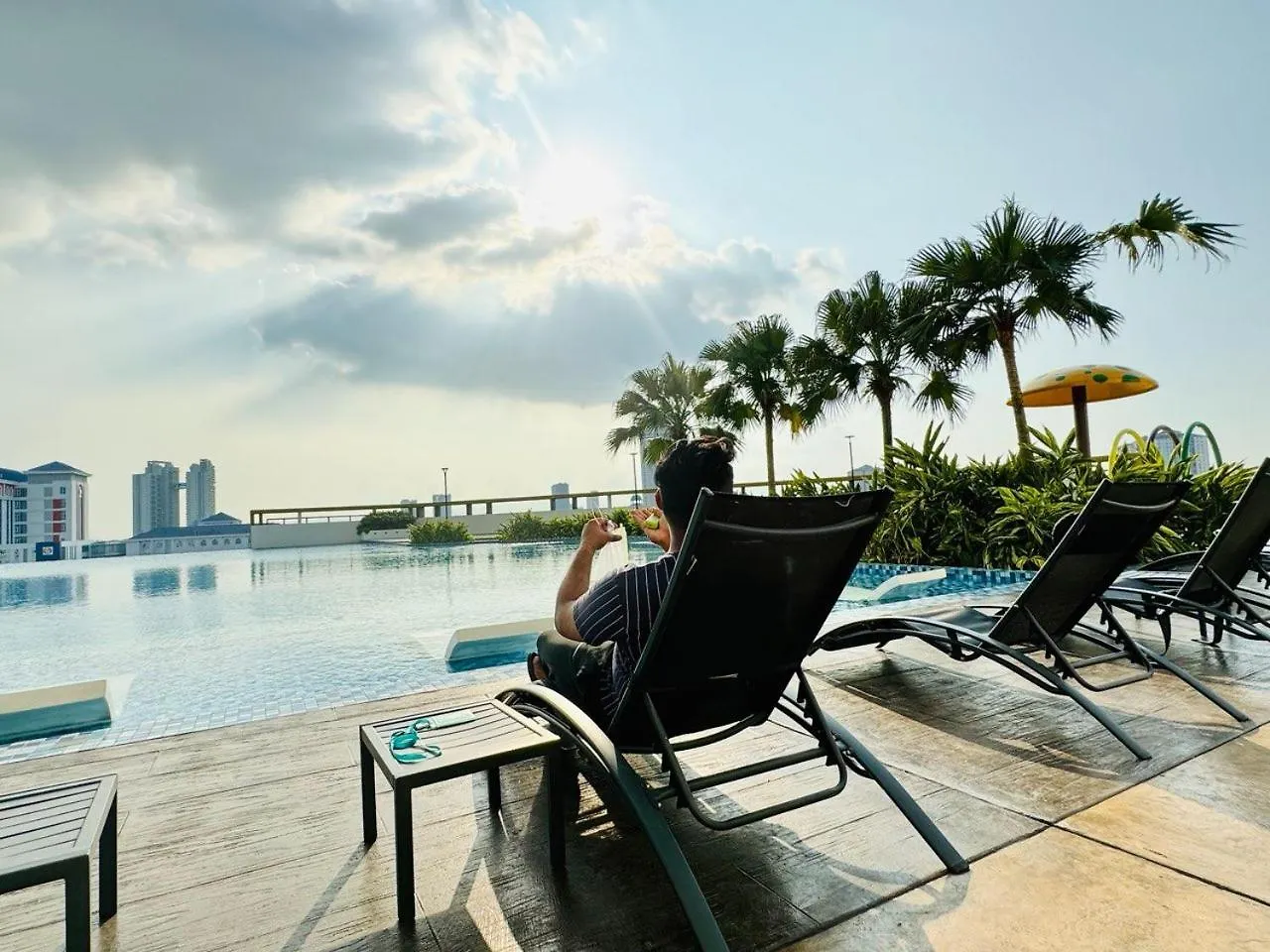 Family Fun Getaway - Infinity Pool, Ps5, Private-Cinema With Pool-View Balcony - M3 Apartment Bukit Mertajam